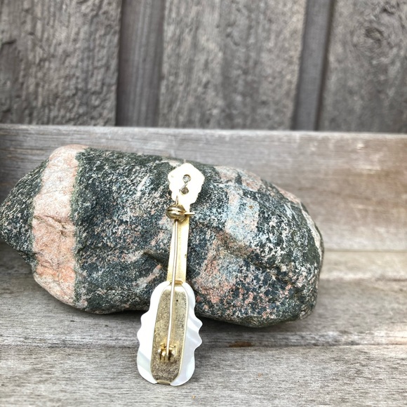 VINTAGE Pin 1970’s Guitar Mandolin Musical Mother of Pearl Gold Tone Approx 2” - Picture 3 of 5